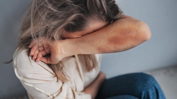 Statul pune la dispoziție locuințe în toate județele pentru victimele violenței domestice 