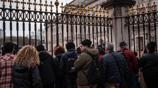 Târg de Crăciun la Buckingham? Turiștii s-au dus să-l vadă, dar au găsit doar bălți și porți încuiate. Despre ce a fost vorba, de fapt