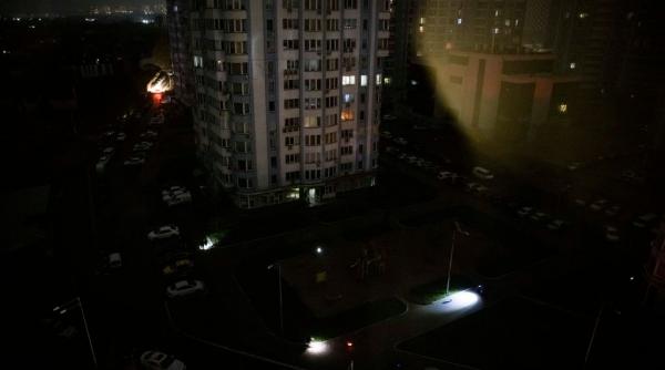 Ucraina rămâne în beznă. Consumul de electricitate drastic raționalizat, inclusiv în Kiev
