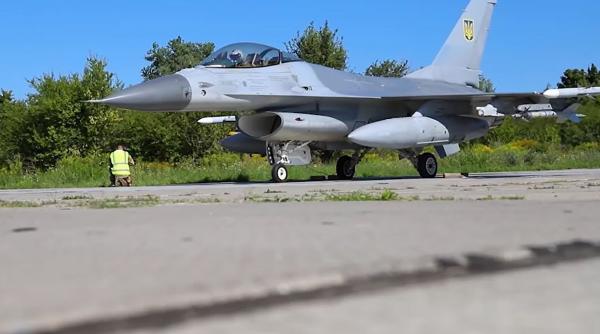 Ucrainenii au adoptat „modelul suedez”: au construit baze aeriene improvizate lângă șosele, de unde lansează direct avioanele F-16
