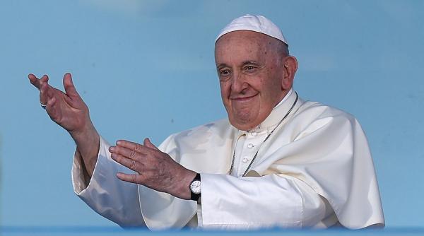 Camera foto dăruită Papei Francisc, unică în lume, a fost vândută cu 6,5 milioane de euro la licitație, la Viena