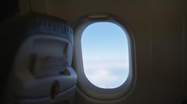 De ce este obligatoriu ca jaluzelele din avion să fie ridicate la decolare și aterizare