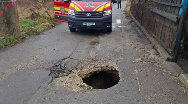 Incident bizar în Petroșani: Doi bărbați au căzut într-o groapă în timp ce mergeau pe stradă