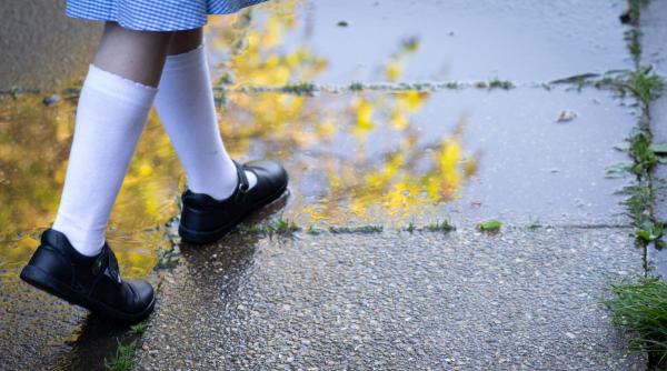 O fată de 12 ani a murit după ce a fost obligată să facă 100 de genuflexiuni pentru că a întârziat la școală