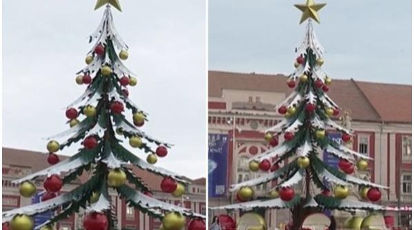 Un brad neobișnuit din tablă a fost montat într-un oraș din România. Localnicii sunt nemulțumiți: „E urât tare”