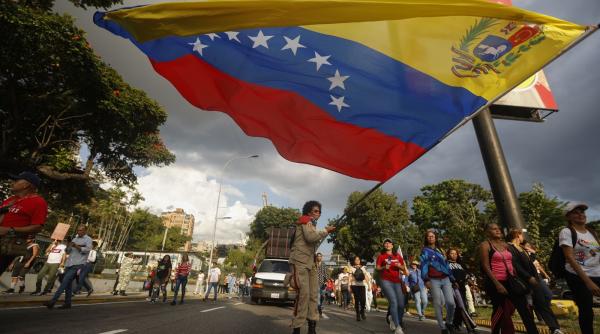 Un kilogram de pui costă cât patru salarii, în Venezuela: “Ne facem griji pentru mâncare, nu pentru un război cu SUA”