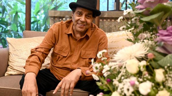 actorul indian dharmendra unul dintre marile staruri de la bollywood a murit la 89 de ani