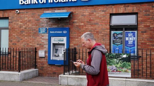 Băncile dintr-o țară UE au fost obligate să instaleze bancomate pentru toată populația. Farmaciile trebuie să accepte numerar