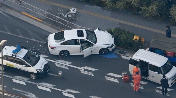Cel puţin un mort si 10 răniţi la Tokyo, după ce o maşină a intrat într-o mulţime de pietoni. Șoferul tocmai furase autoturismul