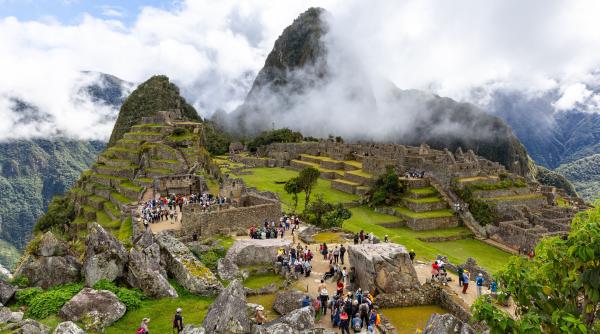 Criza transportului la Machu Picchu: 1.400 de turiști au rămas blocați, după ce localnicii au blocat calea ferată cu pietre