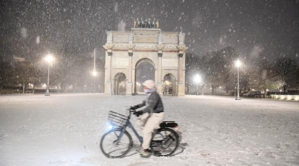 Imagini din Paris, unde ninge și e zăpadă de câțiva centimetri. Mai multe zone din Franța sunt sub cod portocaliu de ninsoare și polei