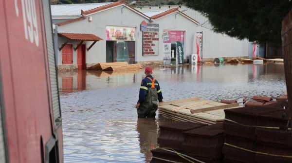 Inundații devastatoare în Albania și Grecia: un bătrân a murit, mai multe sate sunt evacuate
