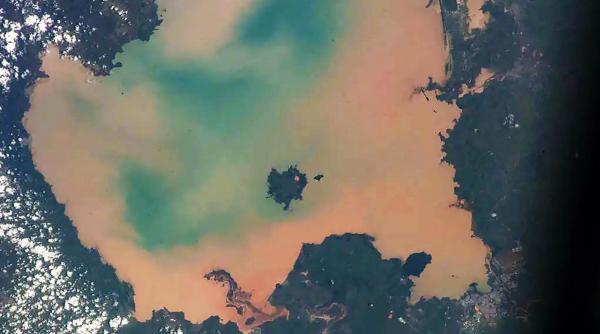 Un astronaut a descoperit un lac sacru, care conține relicve și mumii de împărați antici, transformat din albastru în verde toxic