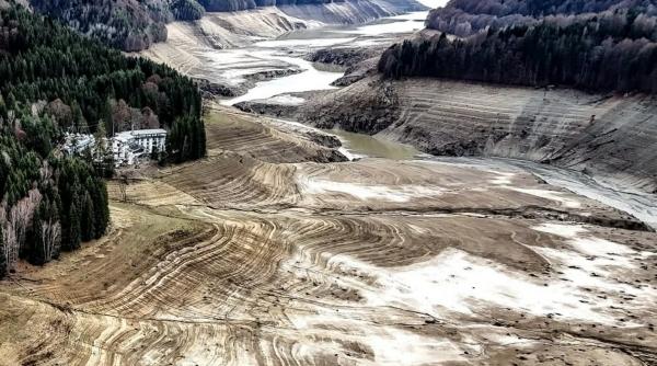 Imagini spectaculoase cu Lacul Vidraru. Deversarea "a desenat peisaje rare pe valea Argeșului"