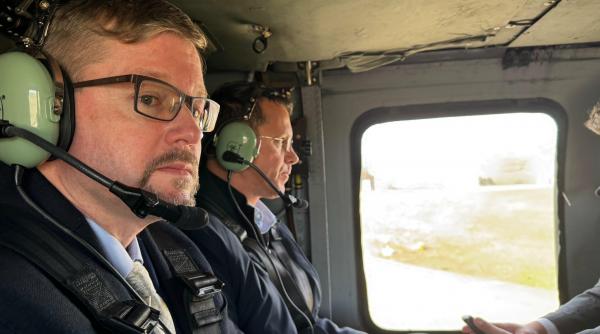 Însărcinatul cu afaceri al SUA: "Prezența americană continuă în România". Oficialul a zburat cu Moșteanu într-un elicopter Blackhawk