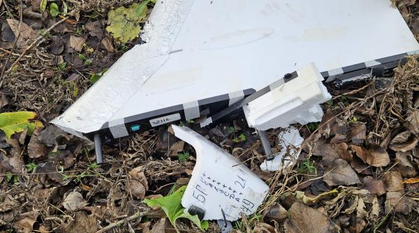 Primele imagini cu drona rusească găsită în Vaslui, în curtea unui localnic