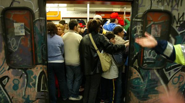 doi romani au fost dati in urmarire internationala dupa ce ar fi batut un youtuber care filma la metroul din roma hoti de buzunare