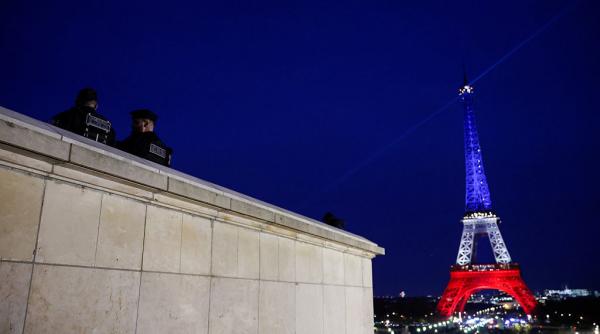 Franța arestează trei spioni ai Rusiei la Paris. Acționau sub fațada unei organizații umanitare și lipeau afișe pe Arcul de Triumf