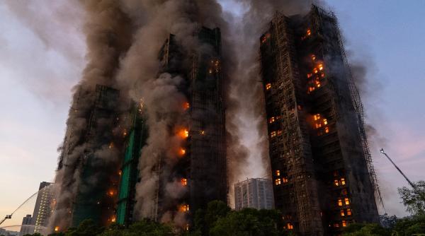 Haos în Hong Kong. 4 morți într-un incendiu uriaș la un bloc cu 2.000 de locuințe. Focul se extinde, încă sunt oameni blocați în case