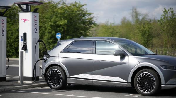 În ce țări din UE s-au cumpărat cele mai multe mașini electrice. Tesla pierde teren, o mașină din China are vânzări mai mari cu 240%