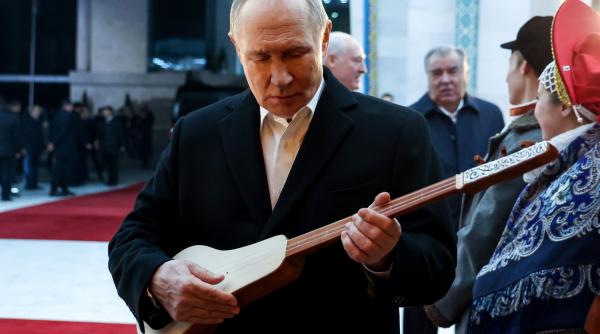 Putin, cobzarul. Liderul de la Kremlin a încercat să cânte la un instrument muzical tradițional din Asia Centrală. Nu i-a ieșit