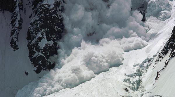 Avalanșă într-o stațiune de schi din Austria. Opt schiori au fost îngropați în zăpadă