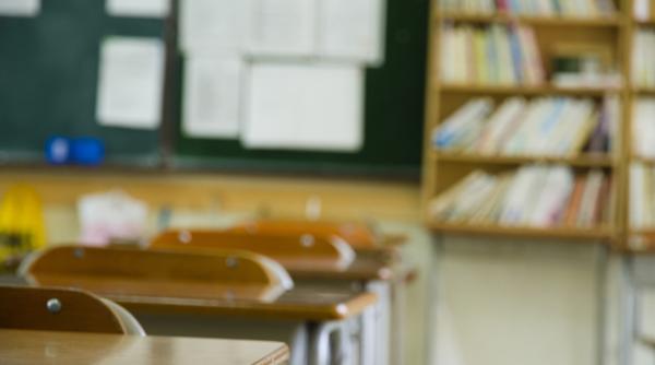 Cum se schimbă predarea la liceu, din 2026. Mai puține discipline, accent pe AI la numeroase materii, inclusiv Matematica
