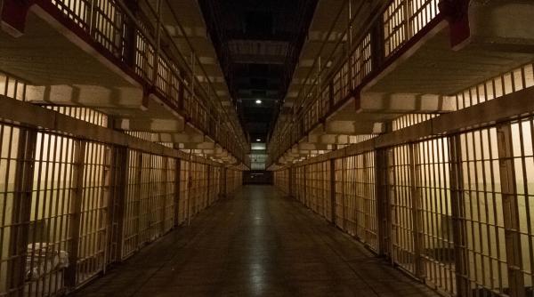 Doi deţinuţi au evadat dintr-o închisoare din Franţa după ce au tăiat gratiile cu lame „livrate” cu drona. Bărbații se aflau în izolare
