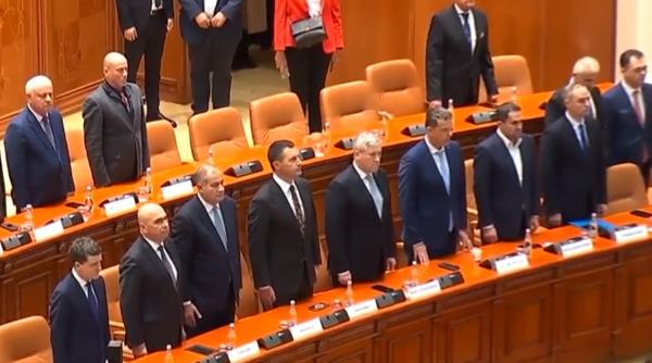 Gestul controversat făcut de ministrul Apărării, Ionuț Mosteanu, în timpul intonării imnului național