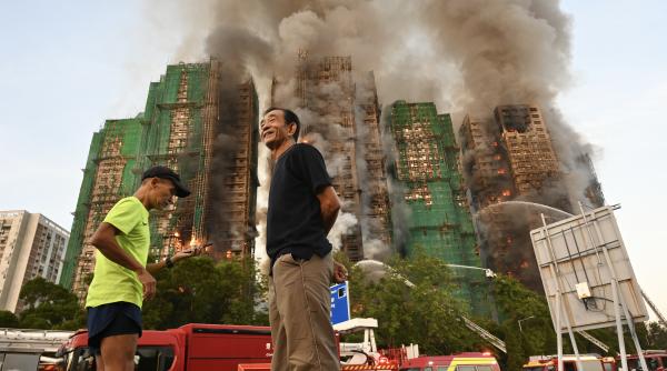 Giganții chinezi se întrec în promisiuni de ajutor cu milioane de dolari după incendiul din Hong Kong. Care sunt sumele anunțate