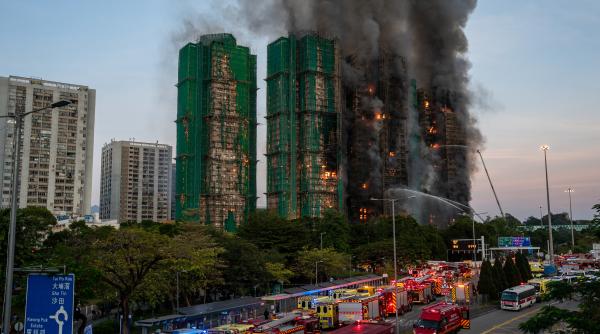 Trei arestați după incendiul mortal din Hong Kong. Blocurile încă ard, sunt oameni blocați. Întrebări-cheie despre cauza tragediei