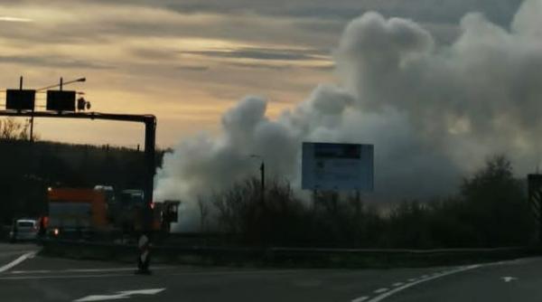 Un TIR cu 20 de tone de uree e în flăcări lângă staţia de taxare Feteşti. Pompierii intervin cu măști, trafic deviat pe A2