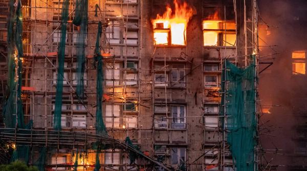 De ce Hong Kong folosește încă schele din bambus la construcții: Subiectul a devenit viral după incendiul de la Wang Fuk Court