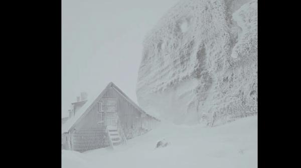 Imagini spectaculoase de pe Vârful Omu. Stratul de zăpadă atinge 1 metru grosime