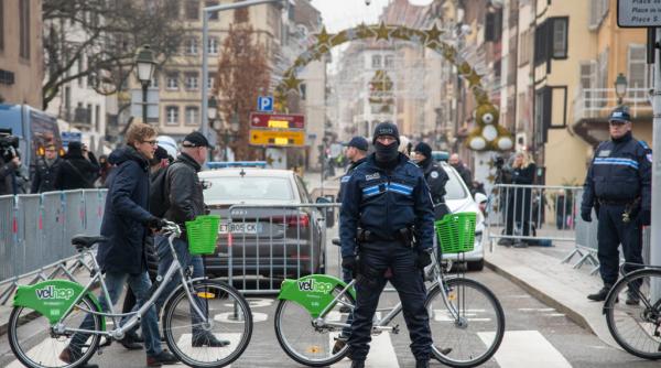 Alertă la târgul de Crăciun din Strasbourg. O armă și muniție au fost găsite în tufișurile din apropiere