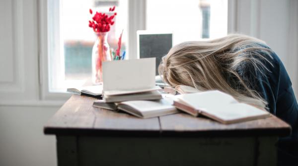 Burnout-ul, tot mai des întâlnit la locul de muncă. „Nu e doar o oboseală trecătoare”