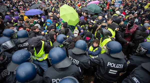 Debut cu scandal pentru noua generație AfD: violențe, răniri și mii de oameni în stradă în Germania