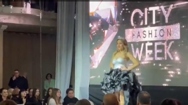 Femei remarcabile ale Clujului au defilat la evenimentul de modă City Fashion Week. Daniela Tișe a purtat o ținută de designer