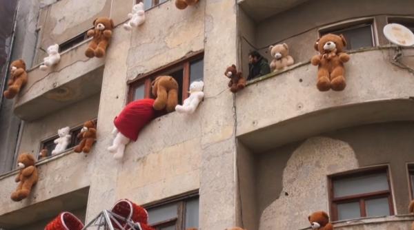 Imagini virale în Constanța. Primăria a vrut să înfrumusețeze cu ursuleți de pluș o clădire veche, dar efectul nu a fost cel așteptat