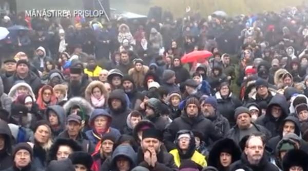 Mai mulţi pelerini care au participat la canonizarea lui Arsenie Boca au avut nevoie de îngrijiri medicale. Doi oameni, duşi la spital