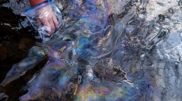 oamenii de stiinta rusi au inventat o pelicula polimerica care absoarbe petrolul de la suprafata apei