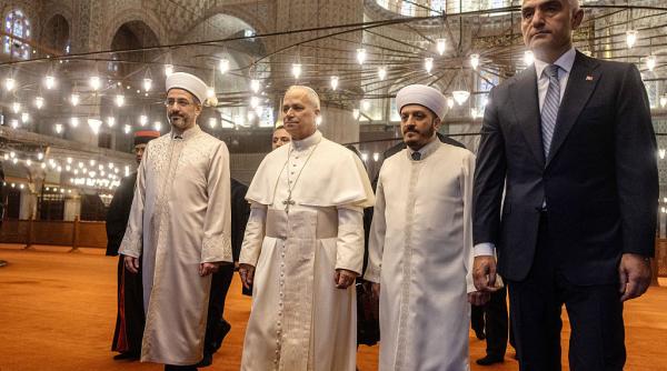 Papa Leon al XIV-lea a intrat în Moscheea Albastră din Istanbul, s-a descălţat, dar nu s-a rugat