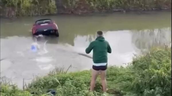 Un tânăr a sărit în apă pentru a salva un șofer aflat într-o mașină care se scufunda. Surpriza a venit când a văzut cine era la volan