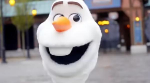 Din desene animate, în realitate: robotul Olaf cu AI. Are numeroase expresii faciale și poate să interacționeze cu vizitatorii