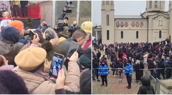 Mii de pelerini asistă la slujba de la Mănăstirea Sfântul Andrei din Constanța. Oamenii s-au înghesuit să îi facă poze lui IPS Teodosie