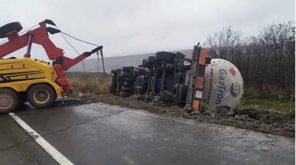O cisternă cu 19 tone de combustibil e răsturnată de 24 de ore în Vaslui. Nu a putut fi ridicată nici cu macarale, nici cu tractoare