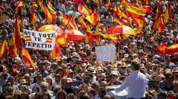 Zeci de mii de oameni au protestat la Madrid. Aceștia cer demisia premierului Pedro Sanchez în urma acuzațiilor de corupție