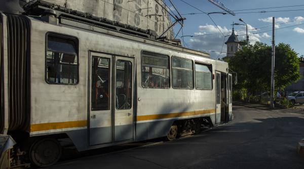 Două tramvaie s-au ciocnit în Bucureşti. Un copil a ajuns la spital
