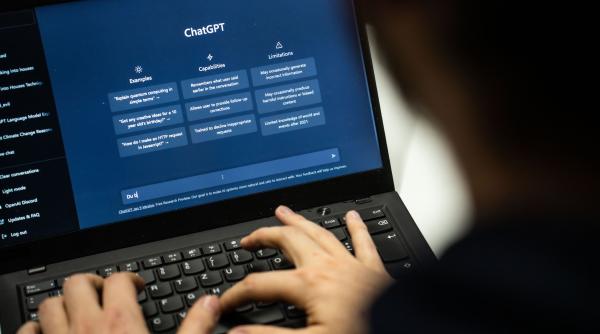 Era inteligenței artificiale gratuite se apropie de sfârșit: Reclamele ar putea apărea în versiunea gratuită a ChatGPT