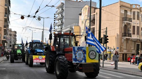 Fermierii greci au blocat autostrada Atena – Salonic după scandalul uriaș al subvențiilor ilegale de aproape 20 de milioane de euro